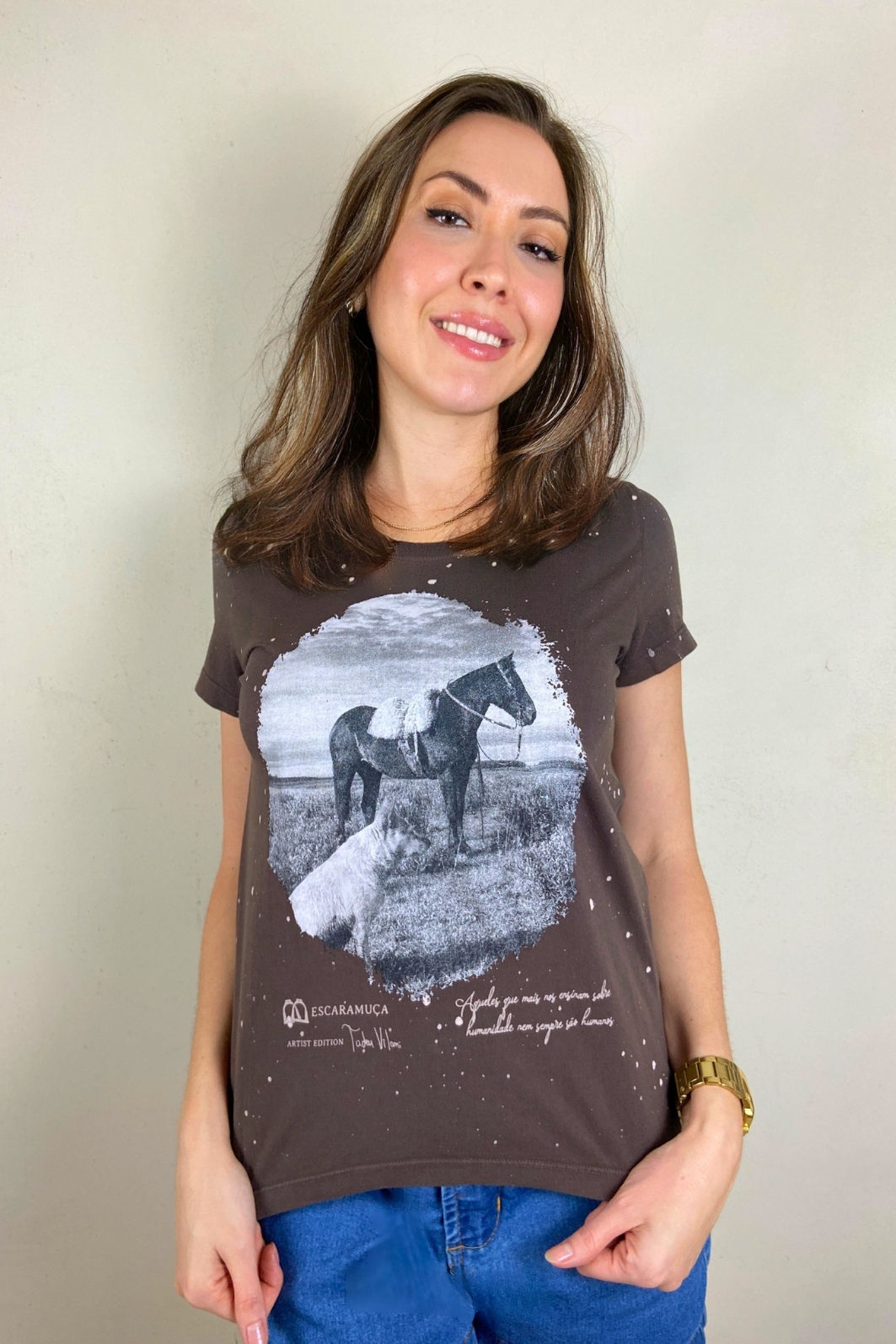 CAMISETA FEM AMIGOS - MARROM - F216 CAMISETA FEM AMIGOS - MARROM - F216