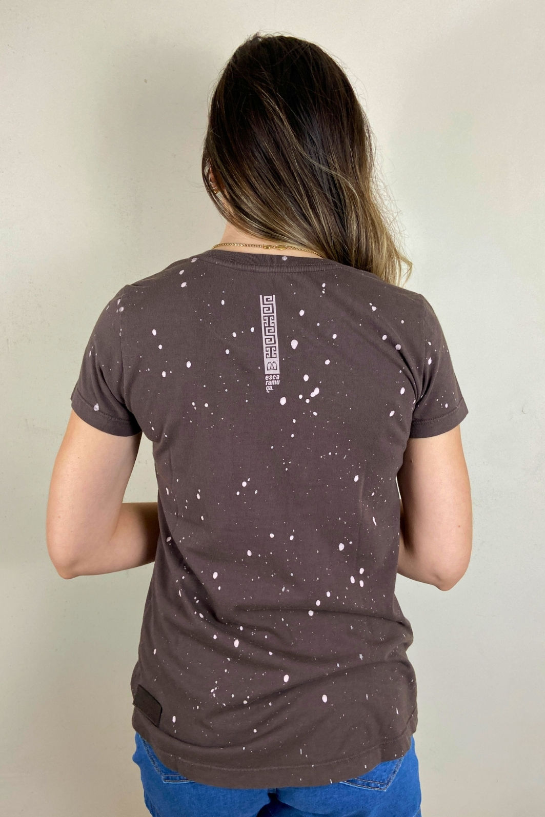 CAMISETA FEM AMIGOS - MARROM - F216 CAMISETA FEM AMIGOS - MARROM - F216