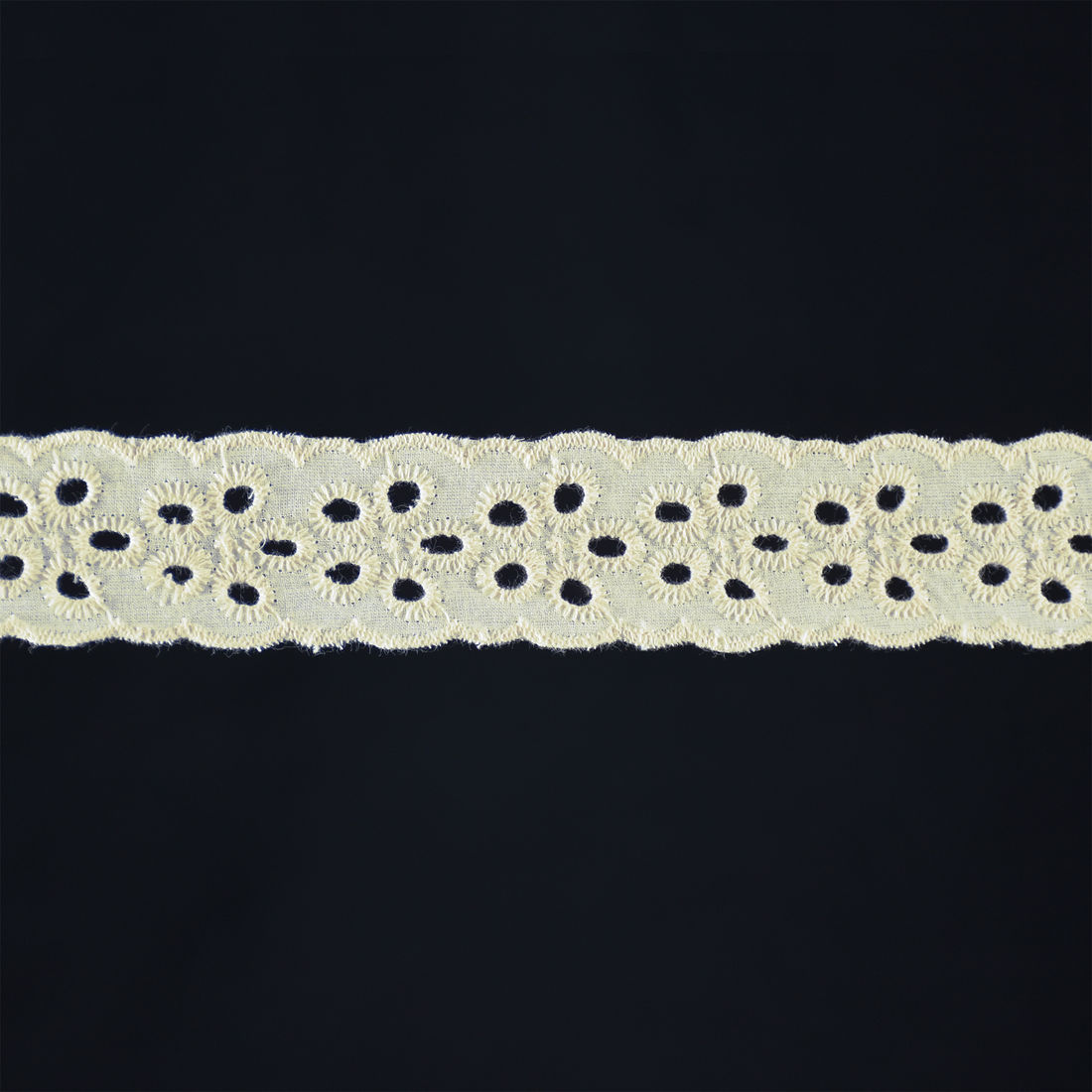 BI 227 - BORDADO INGLÊS OFF WHITE - PREÇO POR PACOTE BI 227 - BORDADO INGLÊS OFF WHITE - PREÇO POR PACOTE