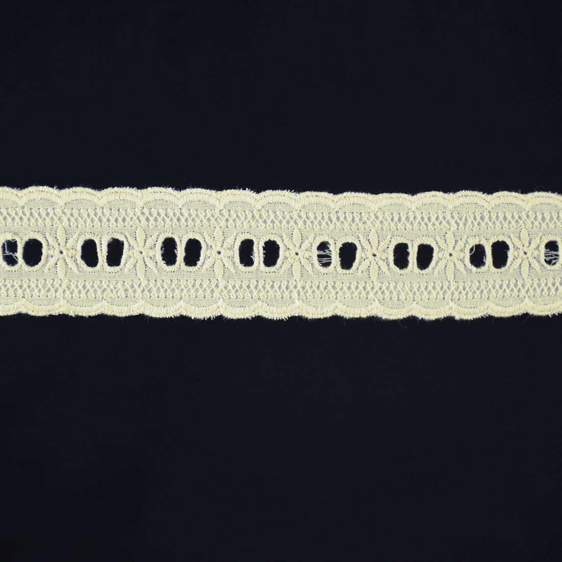 BI 209 - BORDADO INGLÊS OFF WHITE - PREÇO POR PACOTE BI 209 - BORDADO INGLÊS OFF WHITE - PREÇO POR PACOTE