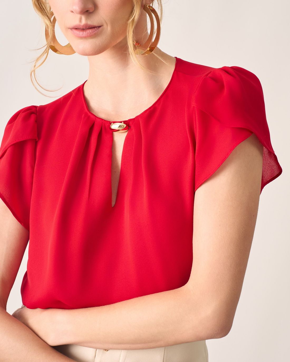 Blusa Crepe Decote Fivela Dourada - Milalai Blusa Crepe Decote Fivela Dourada - Milalai