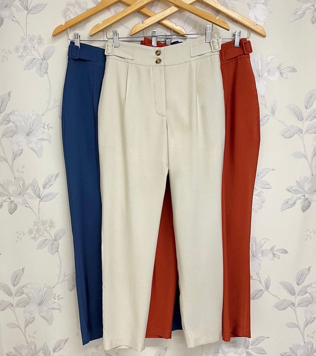 Calça com Pregas Fivela Cós - Doce Flor