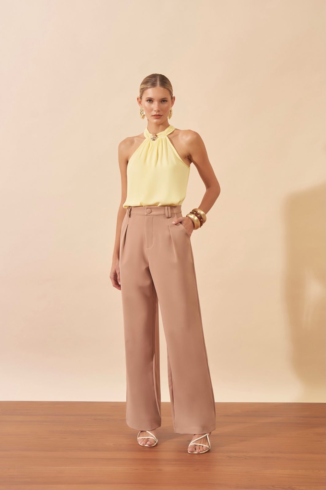 Regata Crepe Com Fivela Exclusiva Gola - Milalai Regata Crepe Com Fivela Exclusiva Gola - Milalai