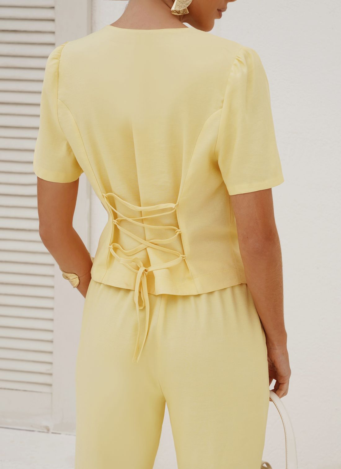 Blusa Alfaiataria Mista Manga Curta Amarração - Doce Flor Blusa Alfaiataria Mista Manga Curta Amarração - Doce Flor