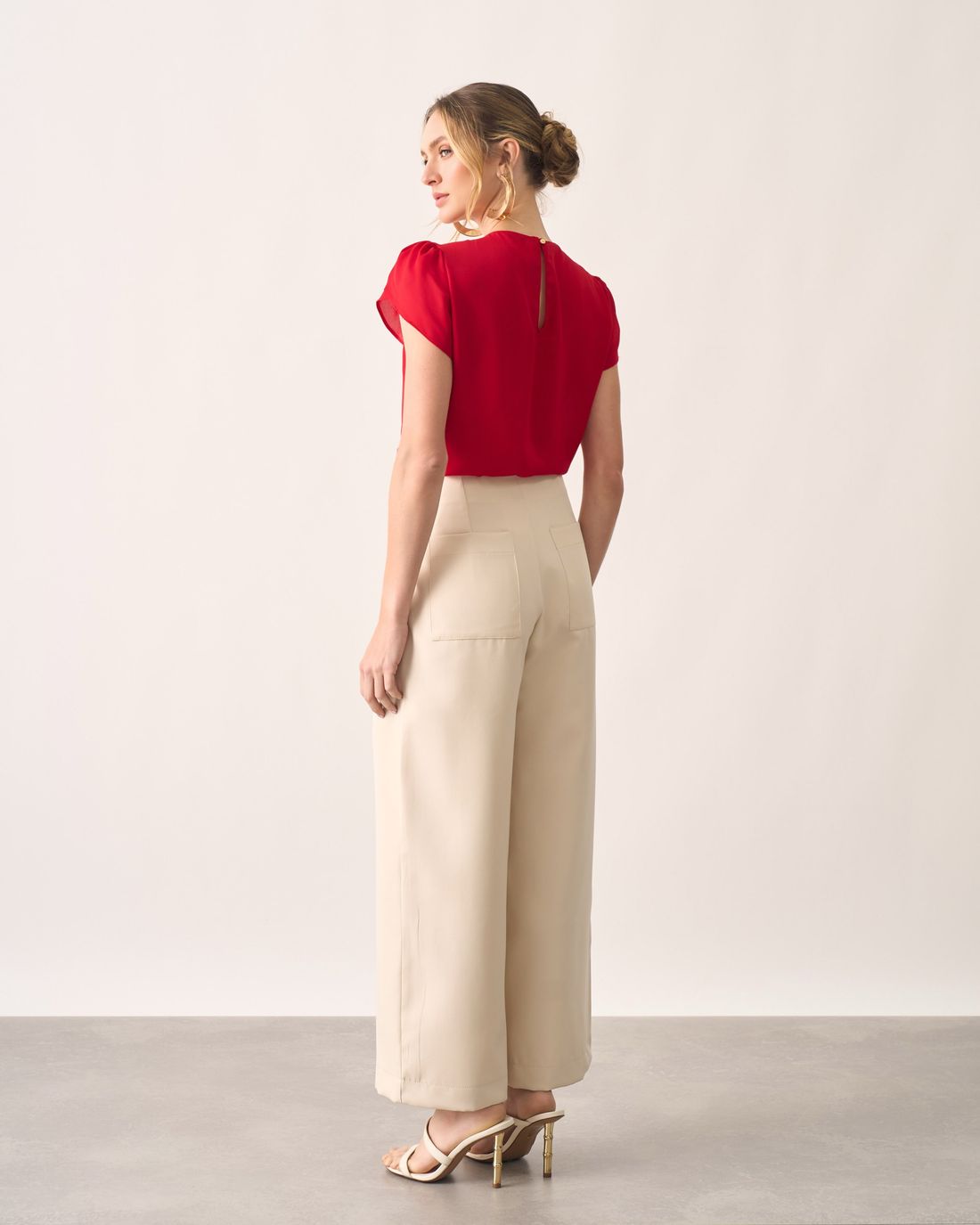 Blusa Crepe Decote Fivela Dourada - Milalai Blusa Crepe Decote Fivela Dourada - Milalai