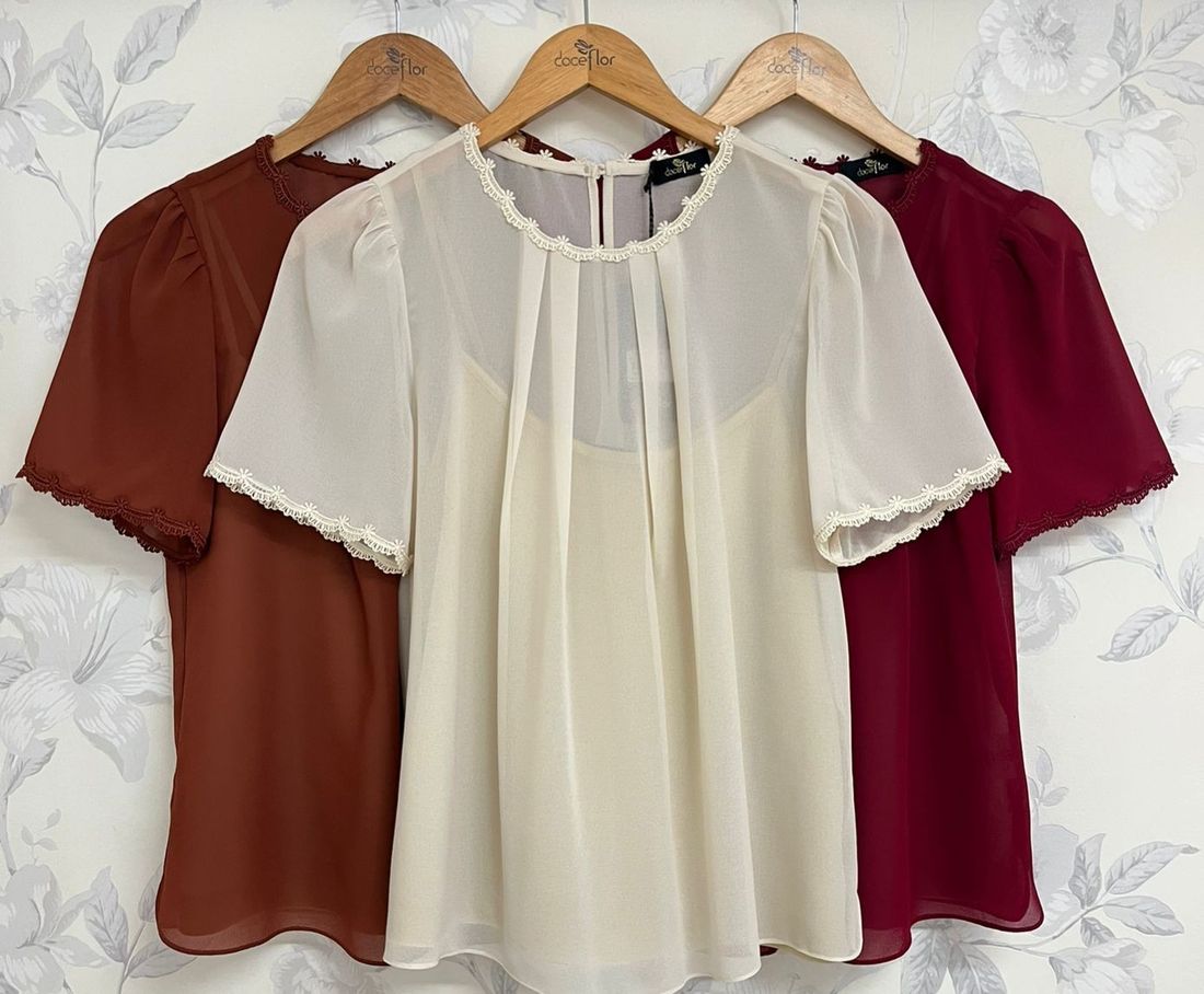Blusa com Pregas Detalhe Renda - Doce Flor Blusa com Pregas Detalhe Renda - Doce Flor