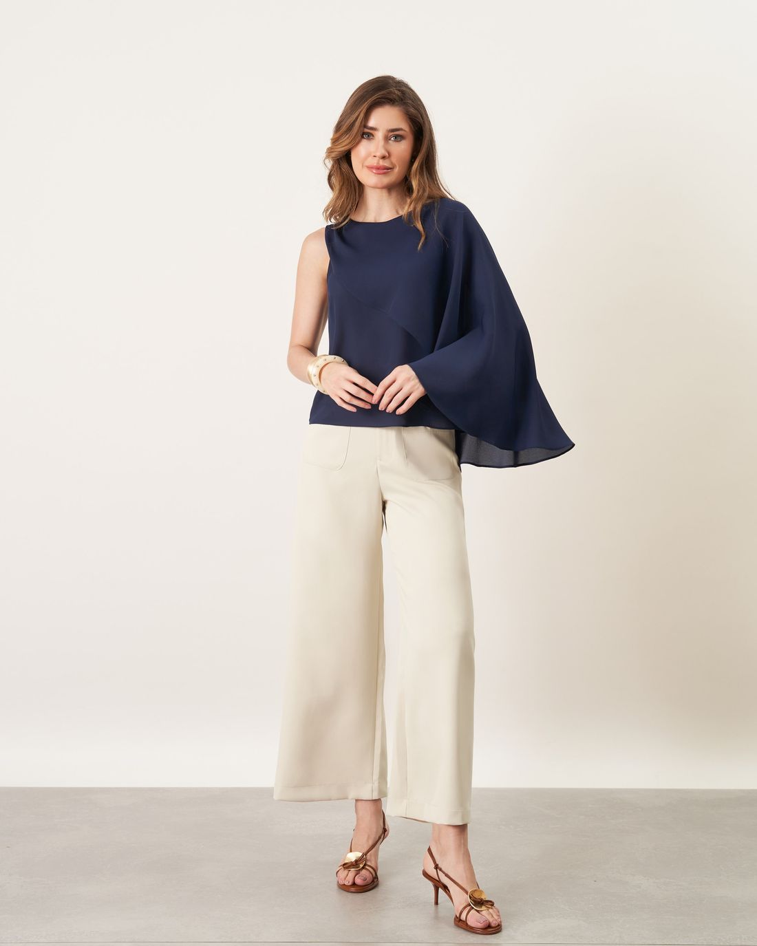 Blusa Crepe Capa Assimétrica - Milalai Blusa Crepe Capa Assimétrica - Milalai
