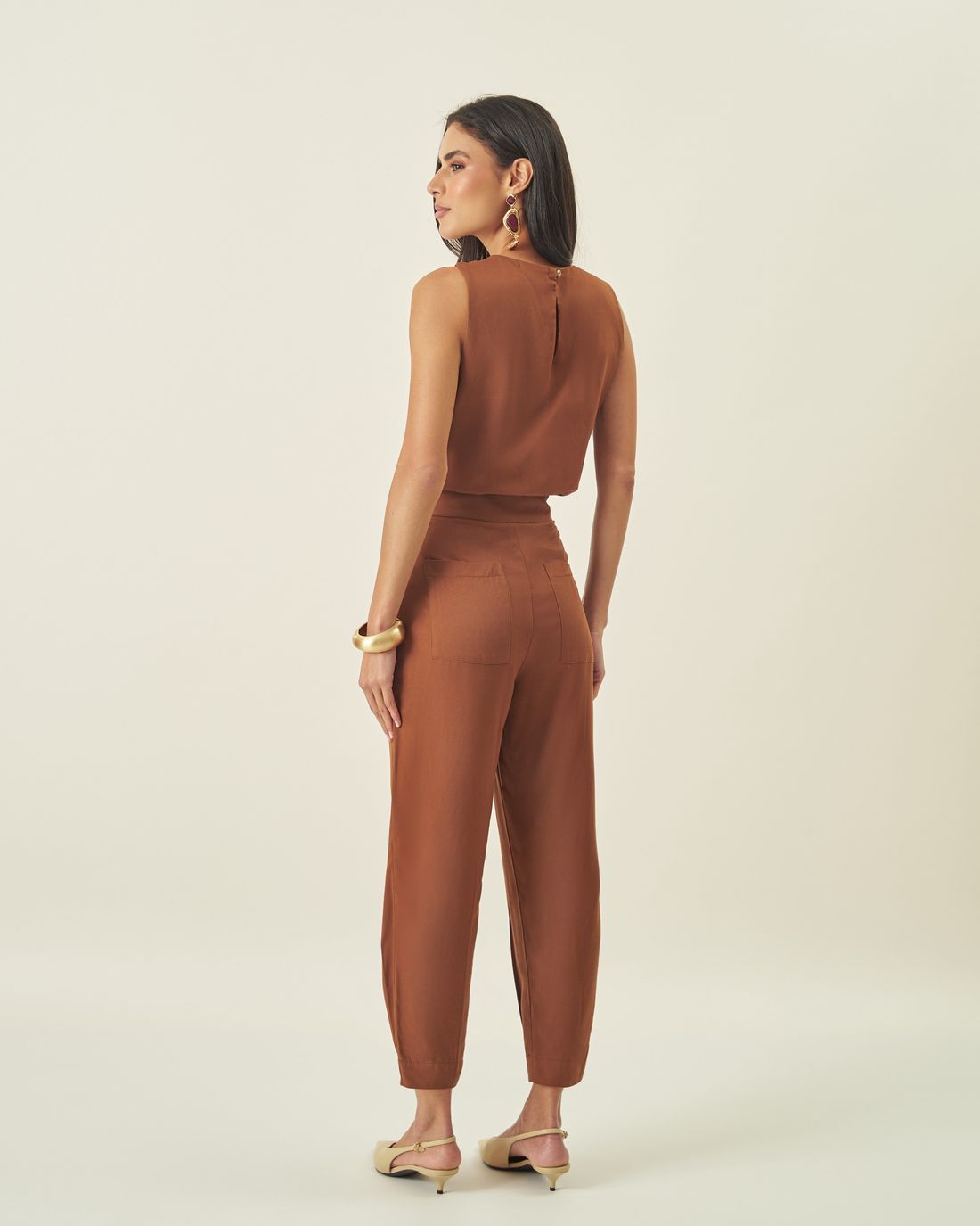 Calça Cenoura Viscose Sarja Botão Orgânico - Milalai Calça Cenoura Viscose Sarja Botão Orgânico - Milalai