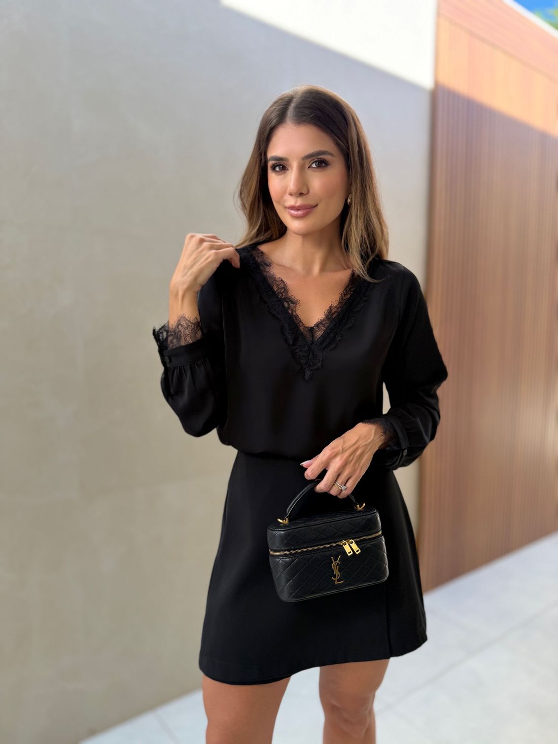 Blusa Crepe Decote V Renda Cílios - Doce Flor