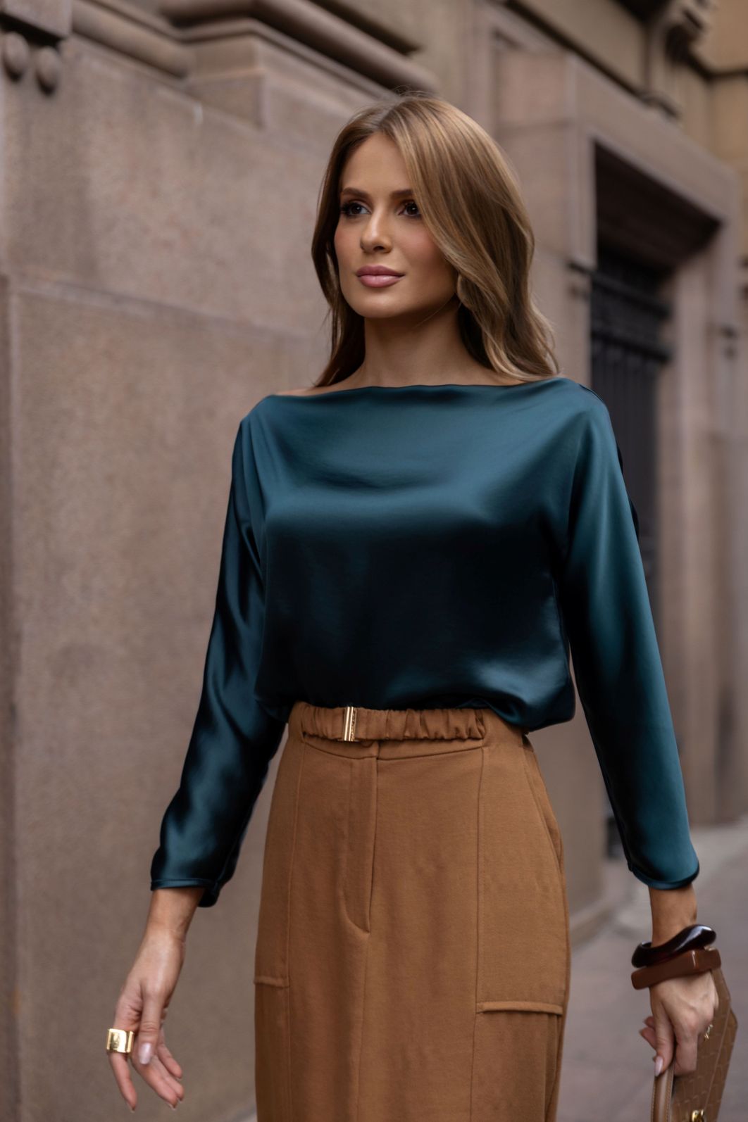 Blusa Acetinada Decote Canoa - Doce Flor