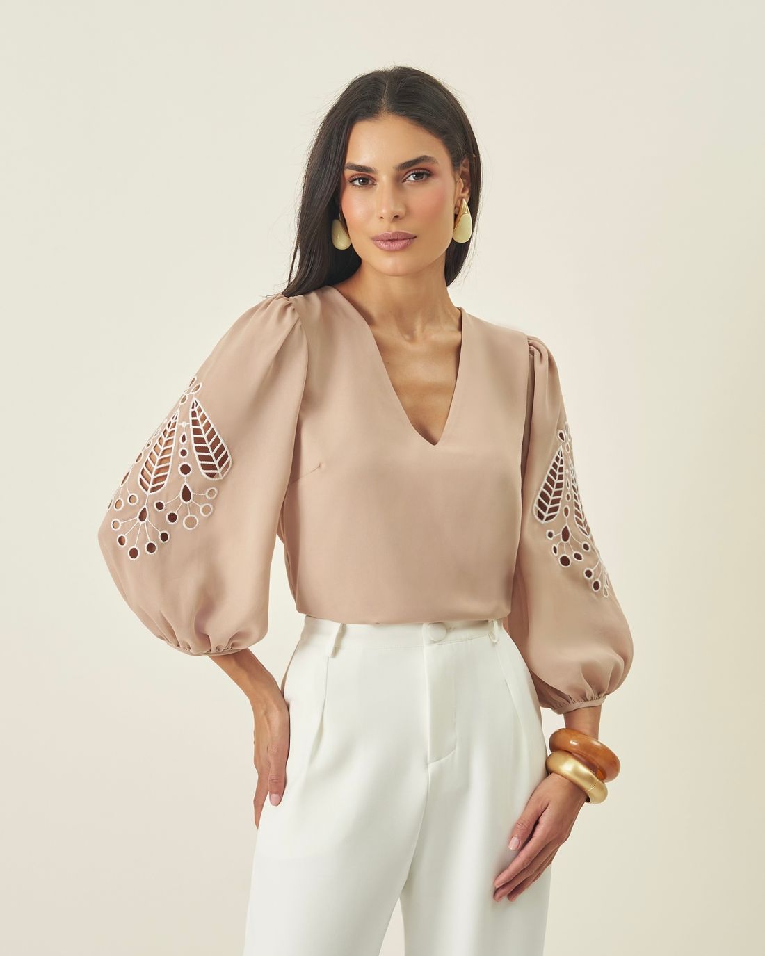 Blusa Crepe Manga Bordada Decote V - Milalai Blusa Crepe Manga Bordada Decote V - Milalai