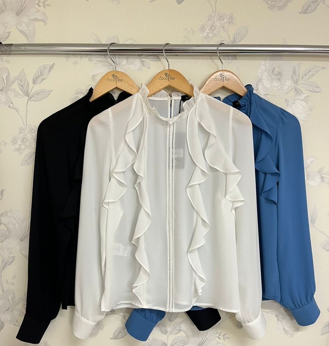 Blusa Com Jabots Detalhe Renda - Doce Flor