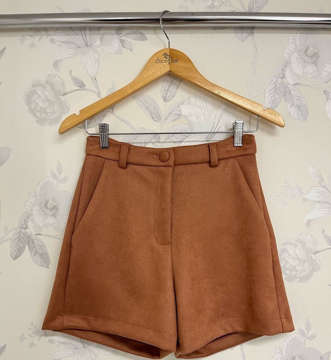 Shorts De Suede Bolsos- Doce Flor