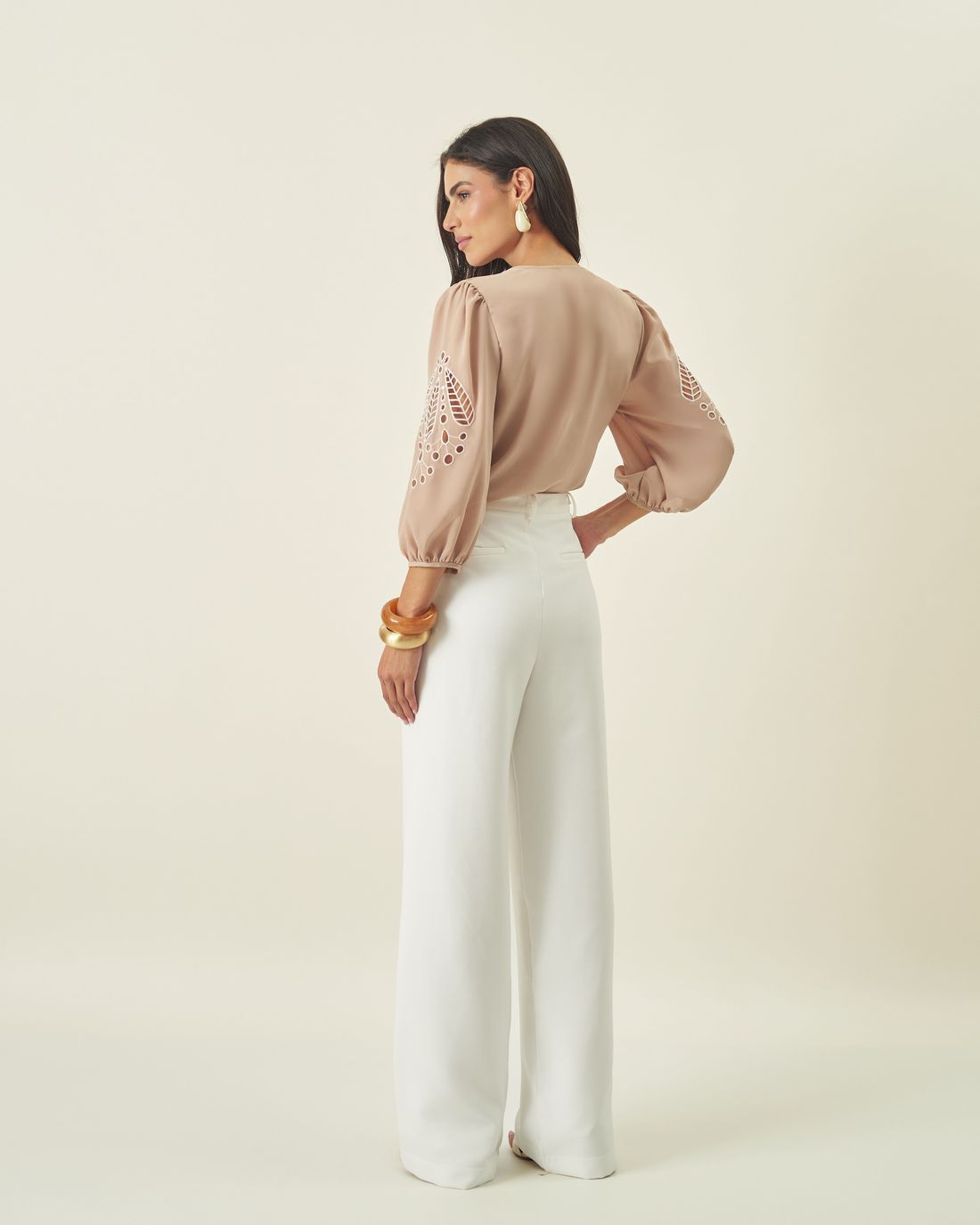 Blusa Crepe Manga Bordada Decote V - Milalai Blusa Crepe Manga Bordada Decote V - Milalai