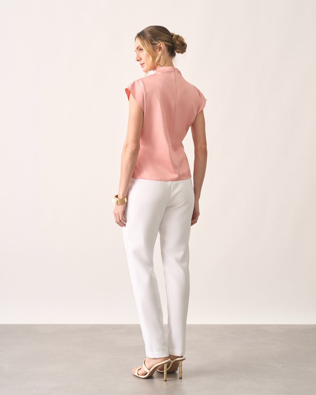 Blusa Acetinada com Gola Drapeada - Milalai Blusa Acetinada com Gola Drapeada - Milalai