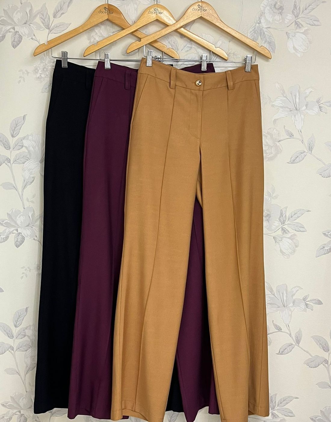 Calça Wide Leg Nervuras e Bolsos - Doce Flor Calça Wide Leg Nervuras e Bolsos - Doce Flor