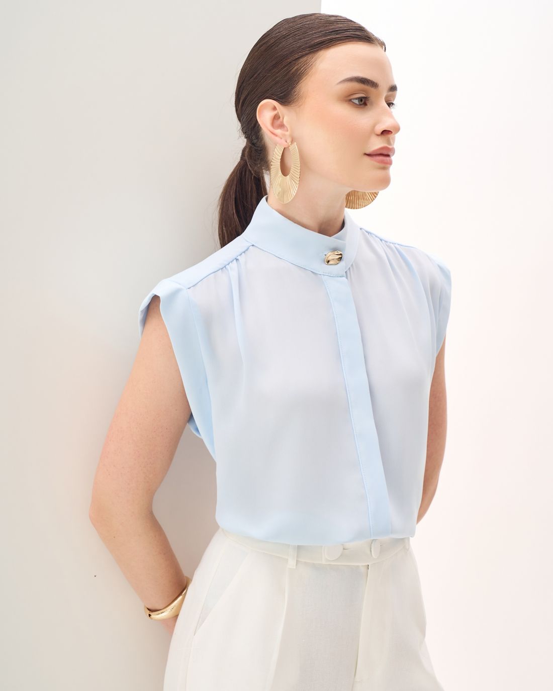 Camisa de Crepe com Gola Alta e Botão Orgânico - Milalai Camisa de Crepe com Gola Alta e Botão Orgânico - Milalai