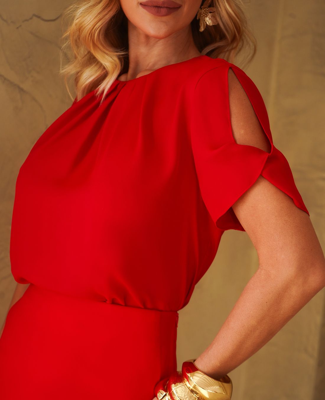 Blusa Crepe Pregas Manga Torcida - Donna Ritz