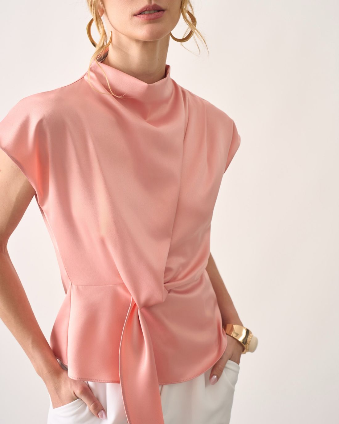 Blusa Acetinada com Gola Drapeada - Milalai Blusa Acetinada com Gola Drapeada - Milalai