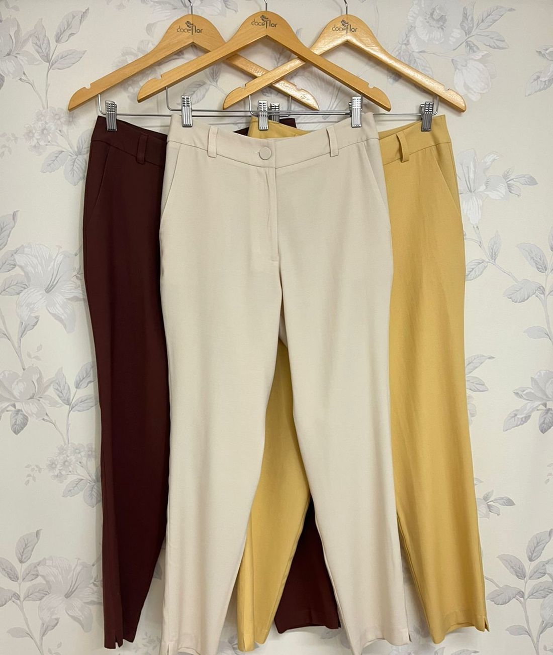 Calça Alfaiataria Viscose Com Fenda Barra - Doce Flor Calça Alfaiataria Viscose Com Fenda Barra - Doce Flor