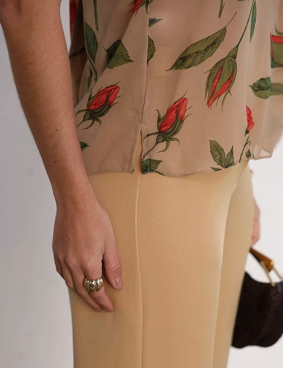 Regata Crepe Floral Gola Laço - Doce Flor Regata Crepe Floral Gola Laço - Doce Flor