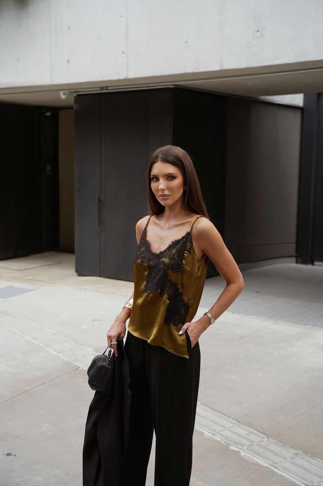 Regata Assimétrica Renda - Doce Flor