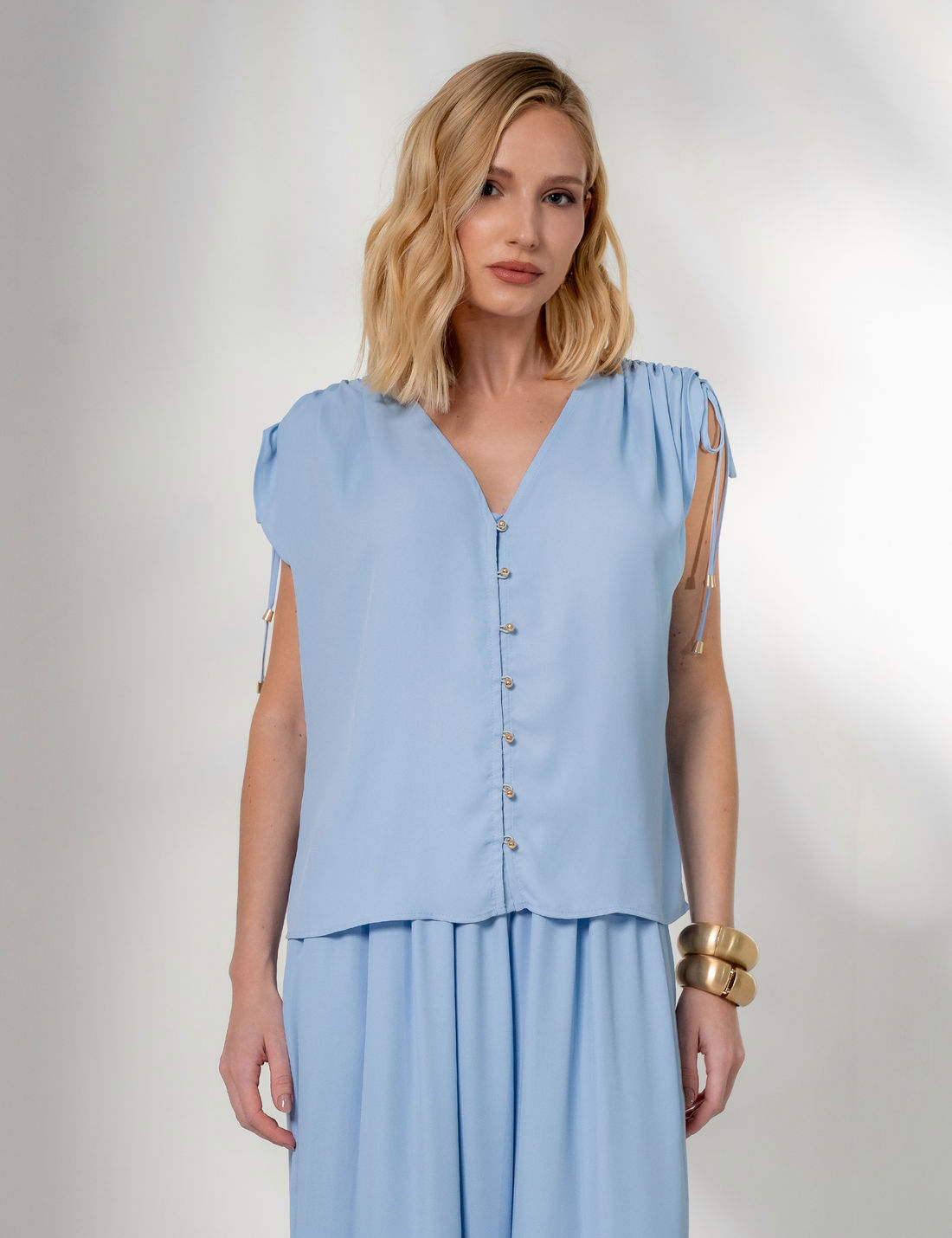 Blusa Crepe Botões Isis - Unique Chic Blusa Crepe Botões Isis - Unique Chic