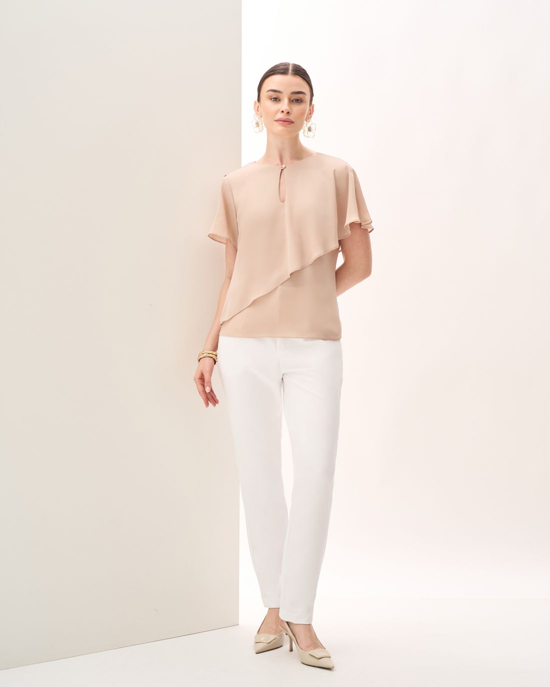 Blusa de Crepe Assimétrica com Botão no Decote - Milalai Blusa de Crepe Assimétrica com Botão no Decote - Milalai
