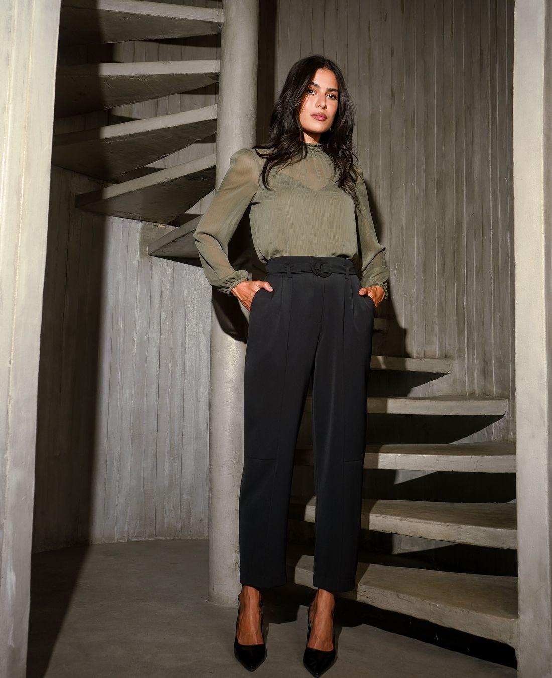 Calça Cenoura Prega Recorte - Donna Ritz