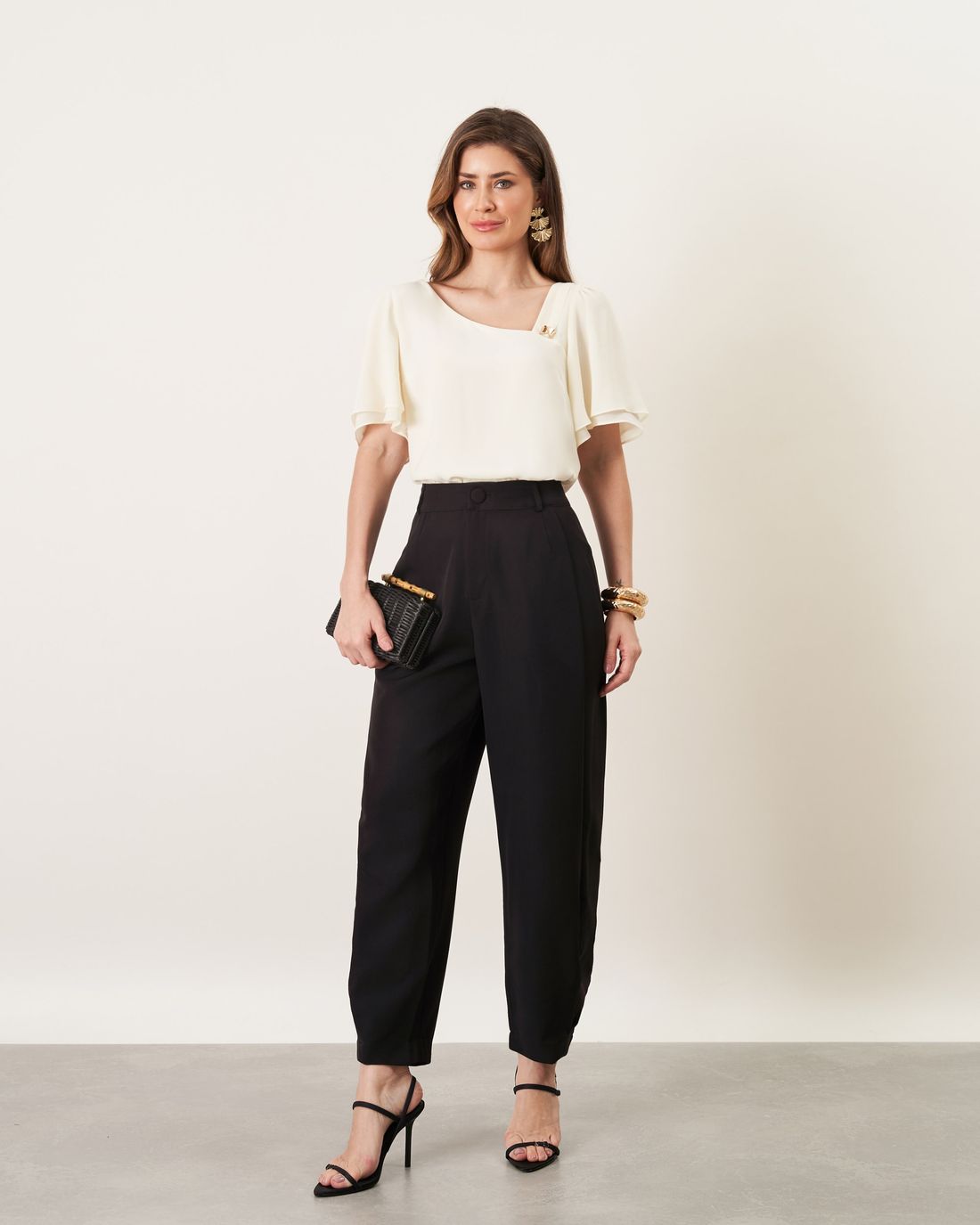 Blusa Crepe Decote Assimétrico Com Fivela - Milalai Blusa Crepe Decote Assimétrico Com Fivela - Milalai