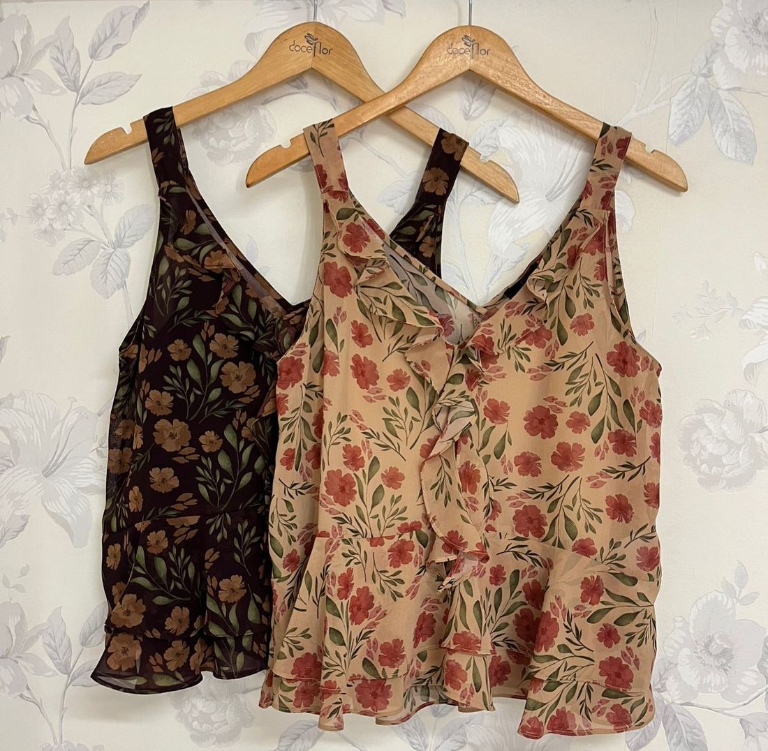 Regata Com Jabots No Decote V Floral - Doce Flor Regata Com Jabots No Decote V Floral - Doce Flor