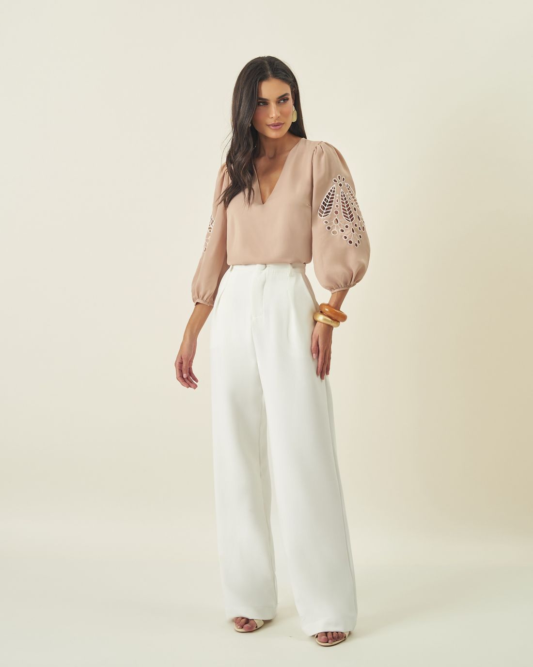 Blusa Crepe Manga Bordada Decote V - Milalai Blusa Crepe Manga Bordada Decote V - Milalai