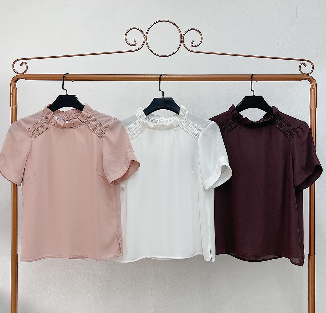 Blusa Crepe Renda Ombro Gola Babadinho - Milalai Blusa Crepe Renda Ombro Gola Babadinho - Milalai