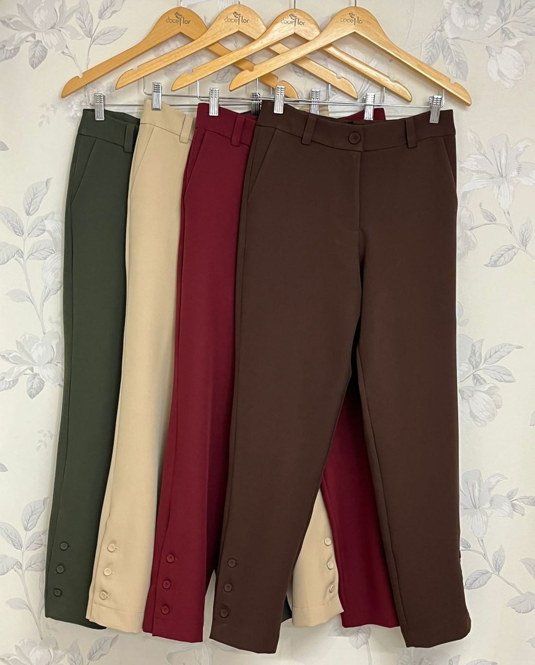 Calça Com Detalhe Botões Na Barra - Doce Flor Calça Com Detalhe Botões Na Barra - Doce Flor