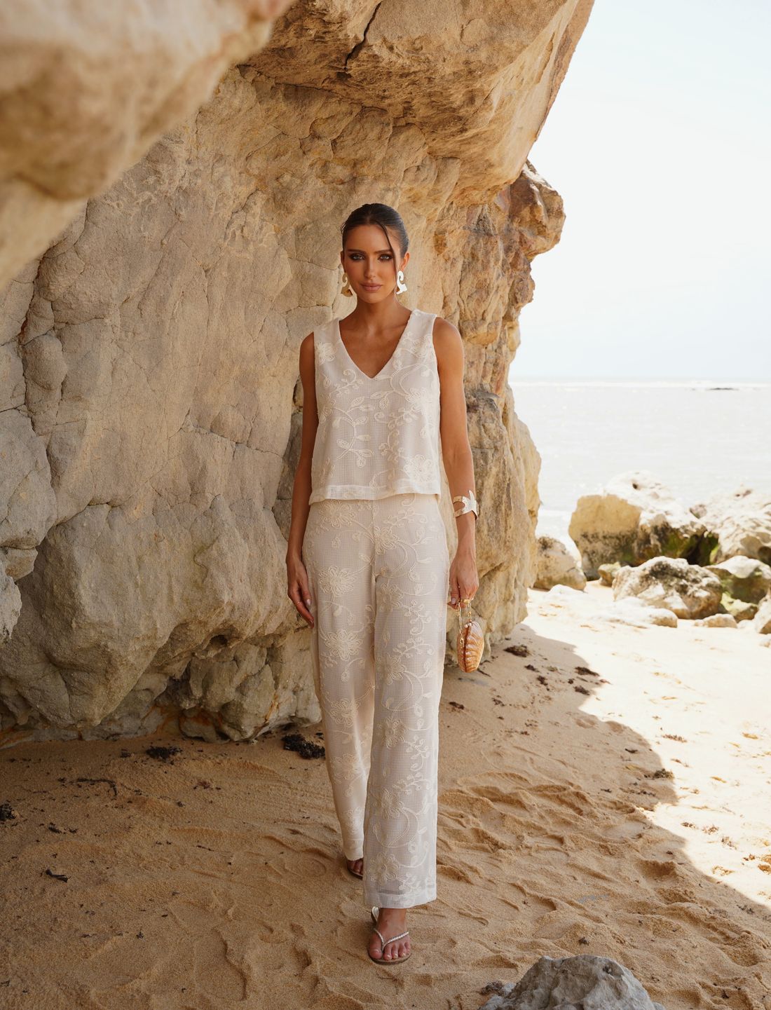 Blusa Cavada Tela Bordado - Doce Flor Blusa Cavada Tela Bordado - Doce Flor