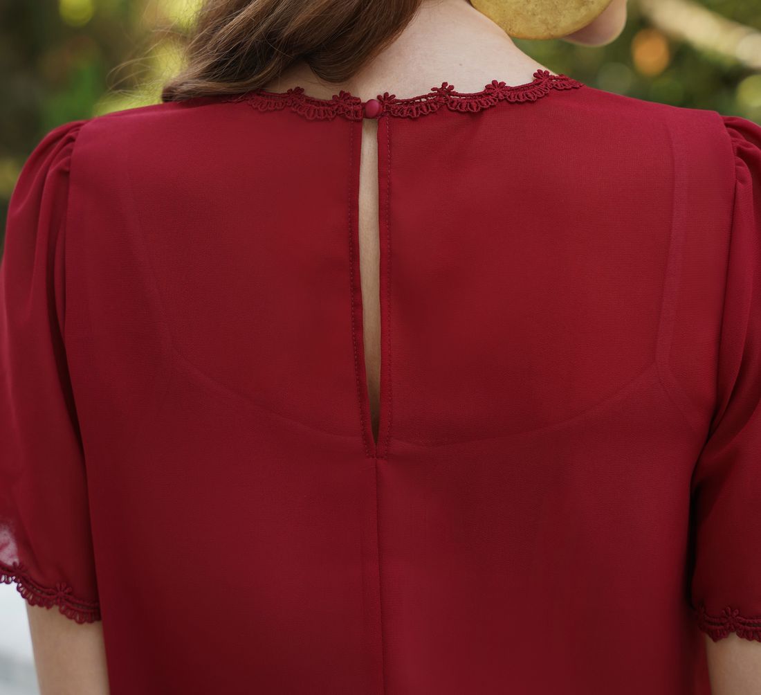 Blusa com Pregas Detalhe Renda - Doce Flor Blusa com Pregas Detalhe Renda - Doce Flor