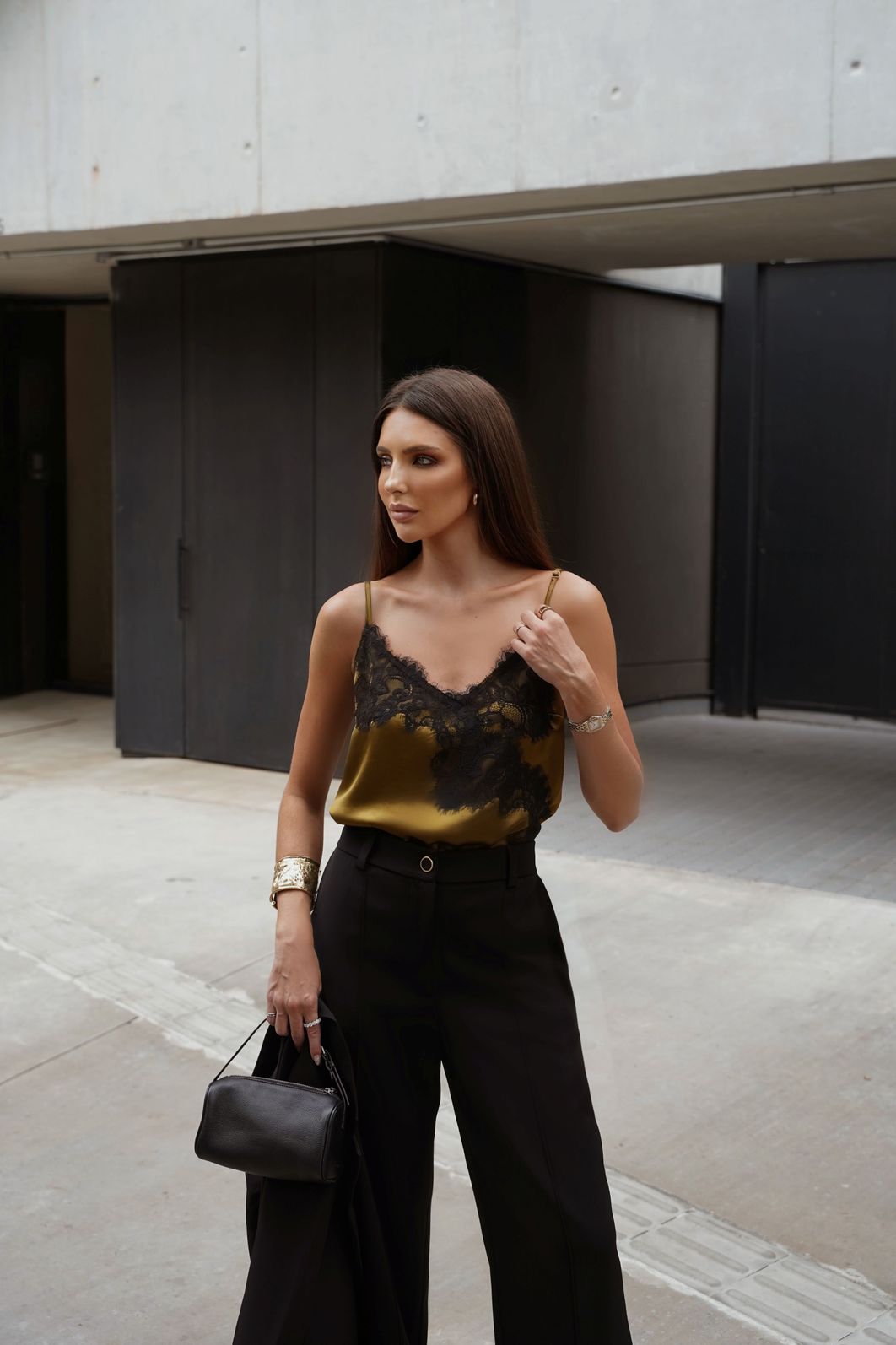 Regata Assimétrica Renda - Doce Flor