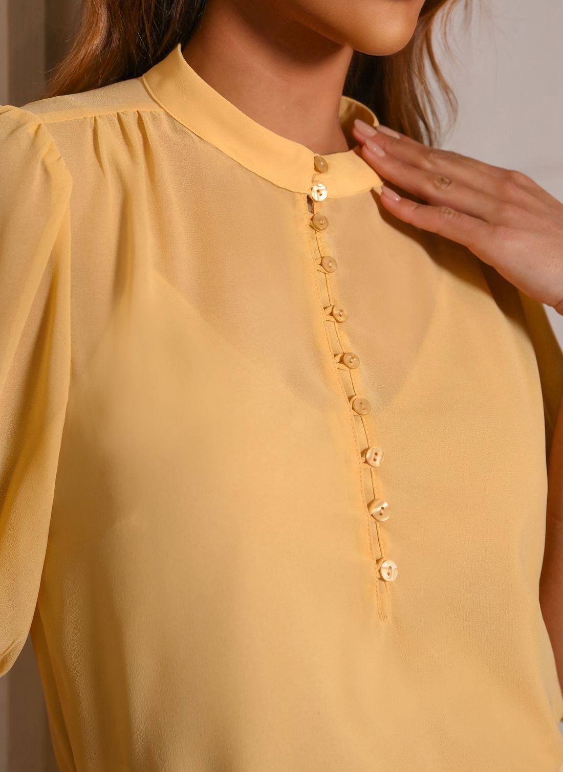 Blusa Gola Alta Com Botões No Decote - Doce Flor