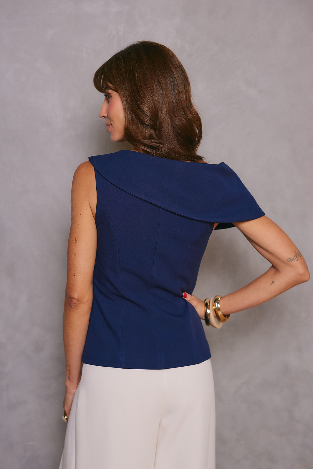 Blusa Decote Assimétrico Alfaiataria - Unique Chic Blusa Decote Assimétrico Alfaiataria - Unique Chic