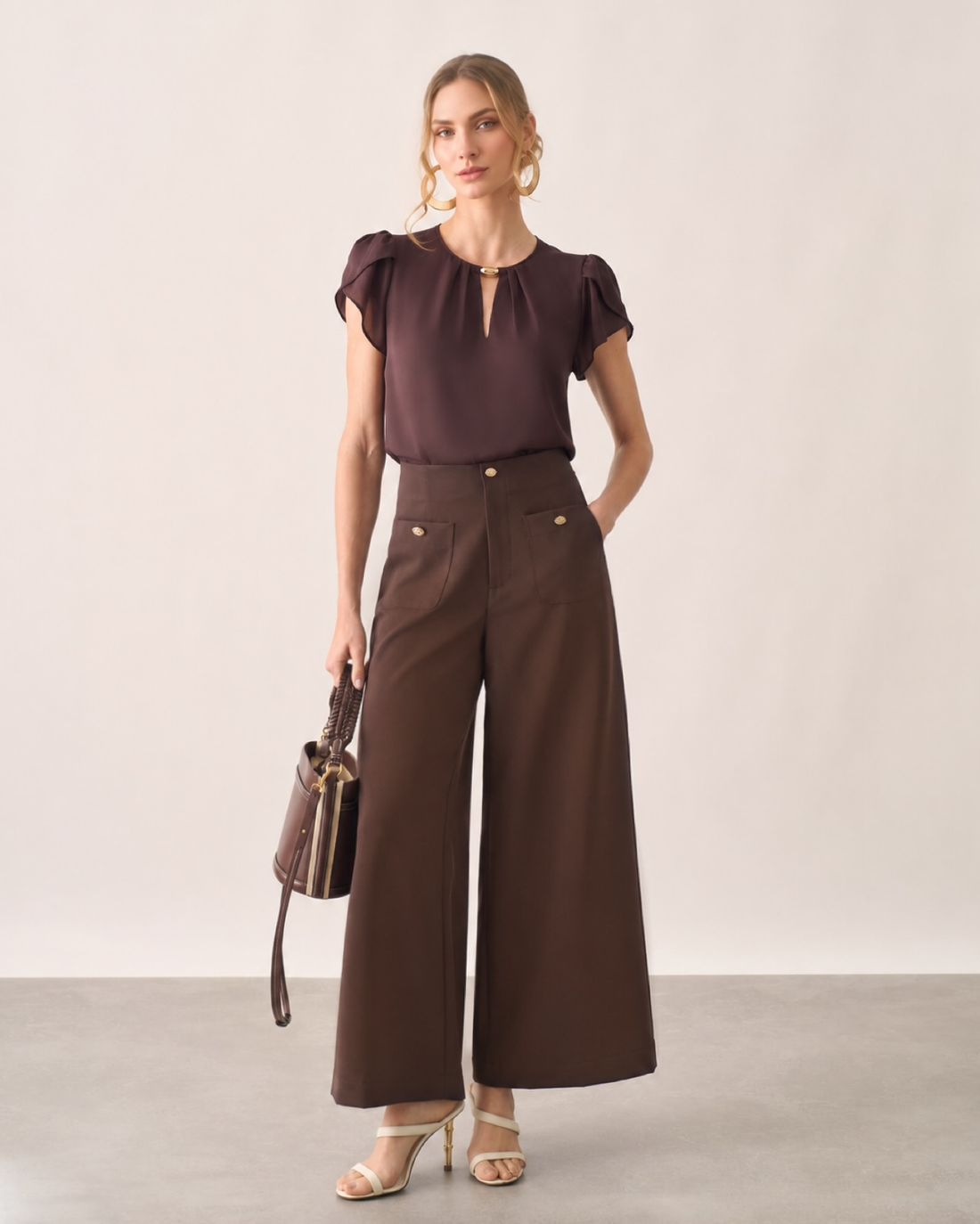 Blusa Crepe Decote Fivela Dourada - Milalai Blusa Crepe Decote Fivela Dourada - Milalai