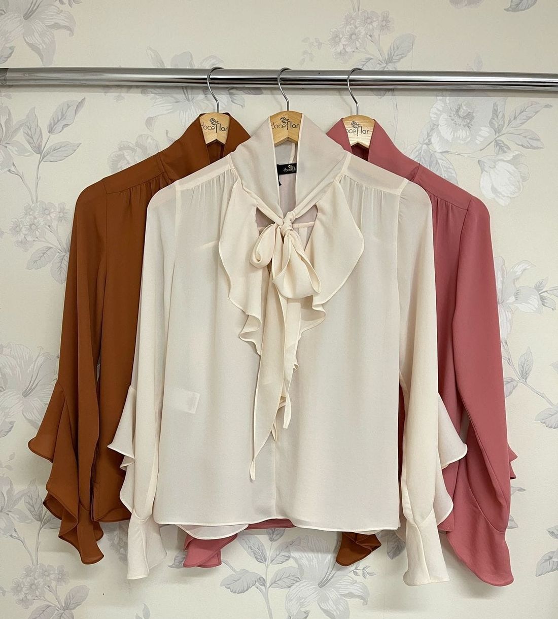 Blusa Manga Longa Gola Laço Jabots - Doce Flor Blusa Manga Longa Gola Laço Jabots - Doce Flor