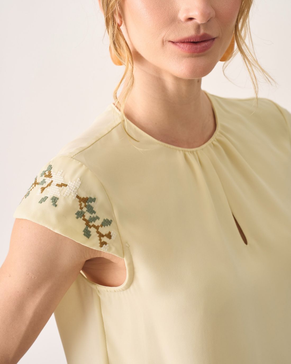 Blusa Crepe Manga Bordada - Milalai