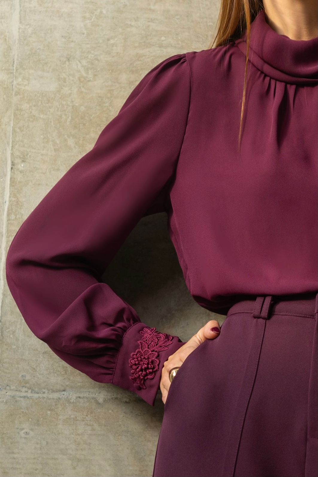 Blusa Crepe Detalhe Punho Flor - Milalai