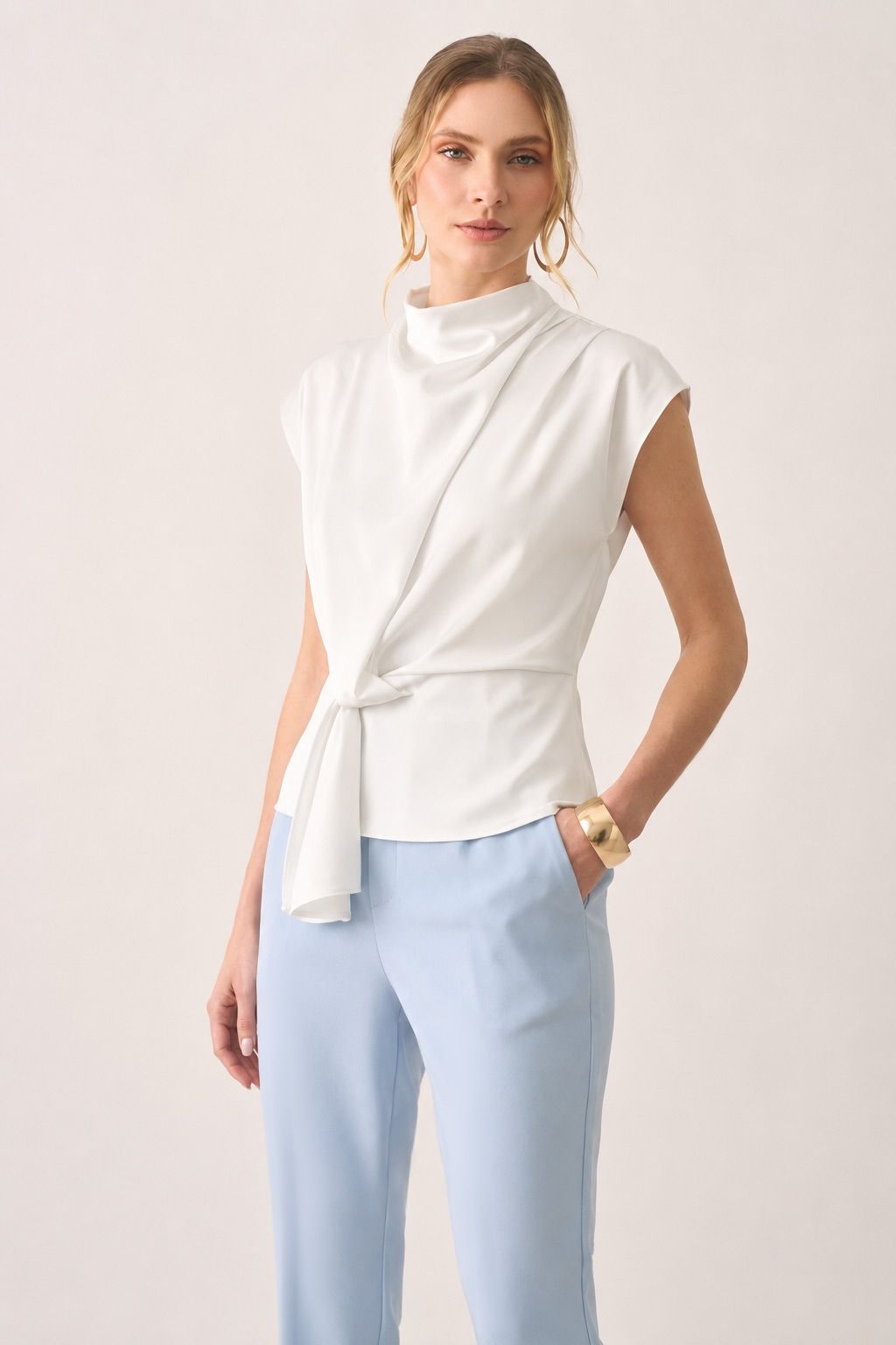 Blusa Acetinada com Gola Drapeada - Milalai Blusa Acetinada com Gola Drapeada - Milalai
