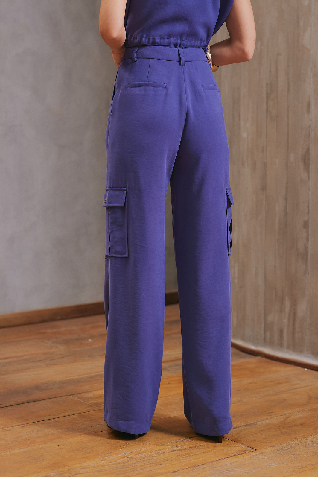 Calça Reta Bolso Cargo - Unique Chic Calça Reta Bolso Cargo - Unique Chic