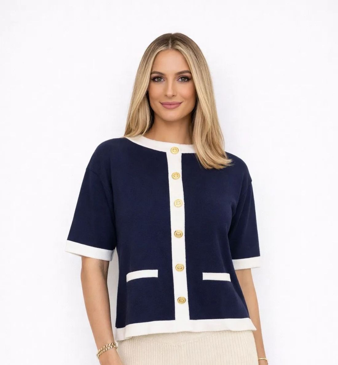 Blusa Feminina Manga Curta Tricot Modal com Bolsos e Botões Decorativos Blusa Feminina Manga Curta Tricot Modal com Bolsos e Botões Decorativos