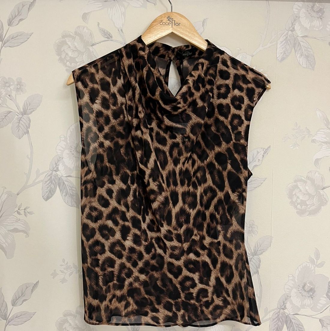 Blusa Gola Degagê Animal Print - Doce Flor Blusa Gola Degagê Animal Print - Doce Flor