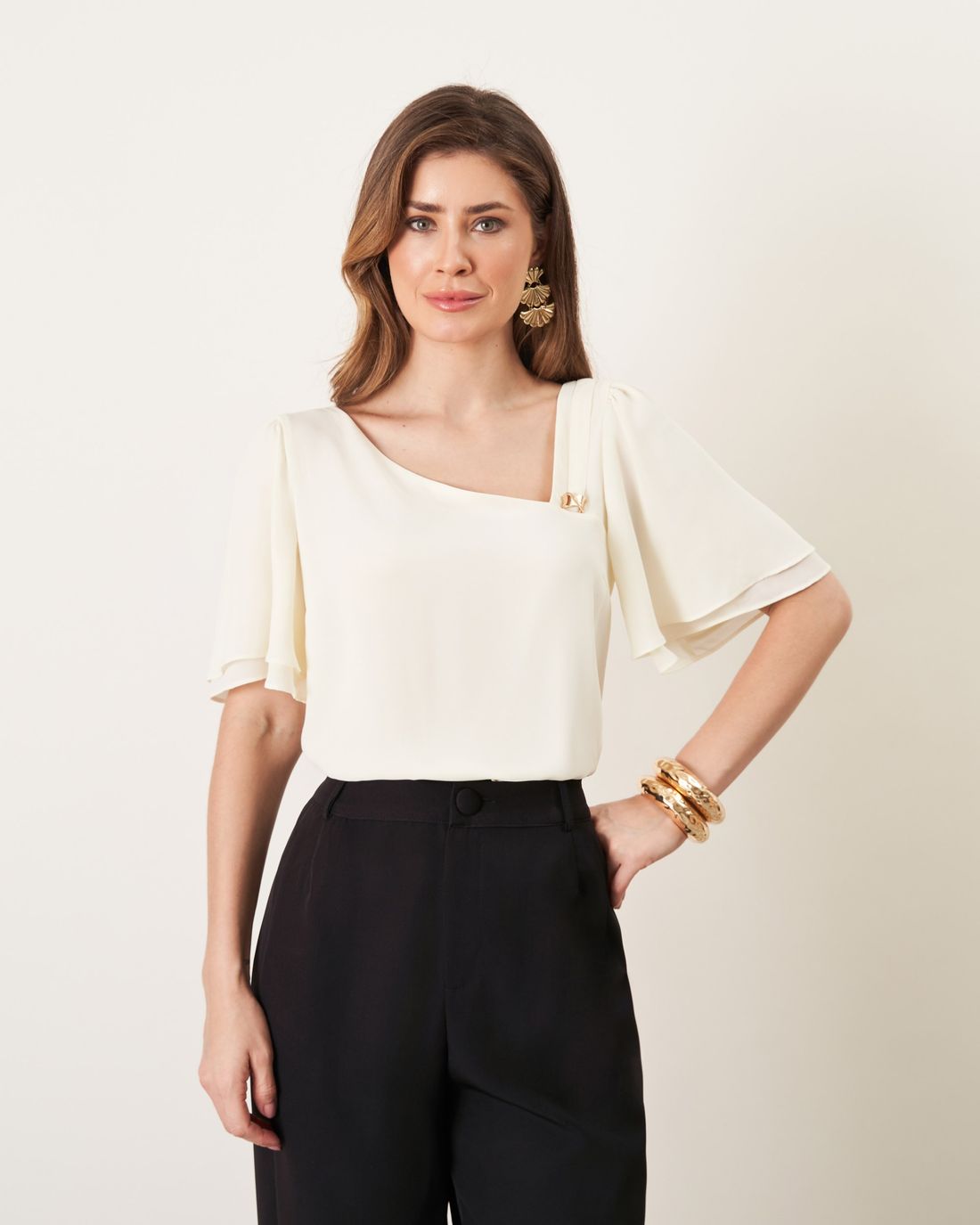 Blusa Crepe Decote Assimétrico Com Fivela - Milalai Blusa Crepe Decote Assimétrico Com Fivela - Milalai