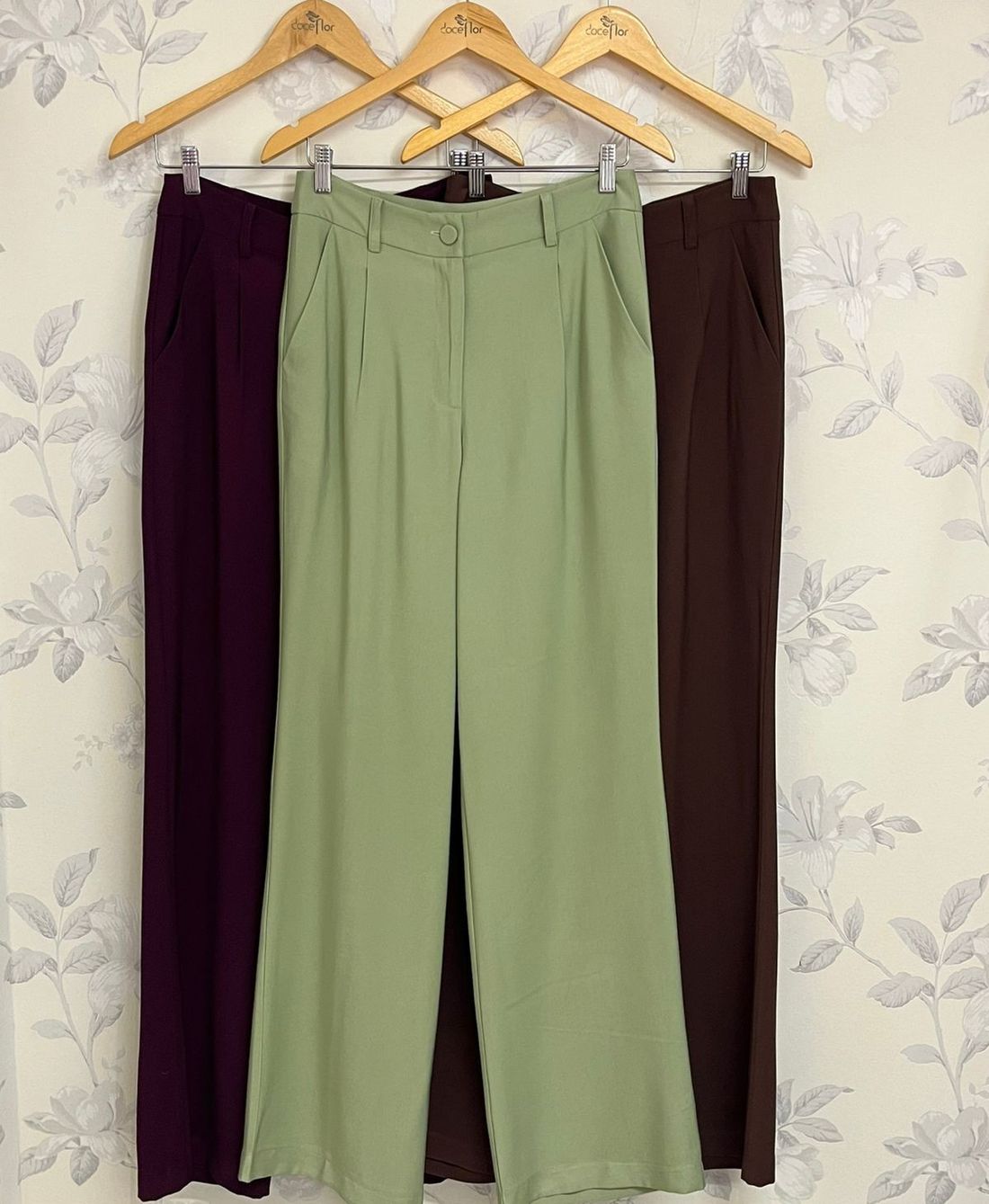 Calça Wide Leg Com Pregas - Doce Flor