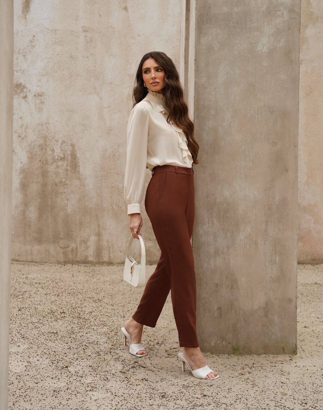 Calça Alfaiataria Viscose Com Fenda Barra - Doce Flor Calça Alfaiataria Viscose Com Fenda Barra - Doce Flor